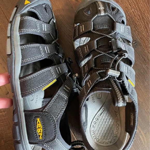 KEEN 7 LIKE NEW. WORN ONCE. KEEN Men\'s Clearwater CNX Sandal,Black/Gargoyle,7 M main image 7